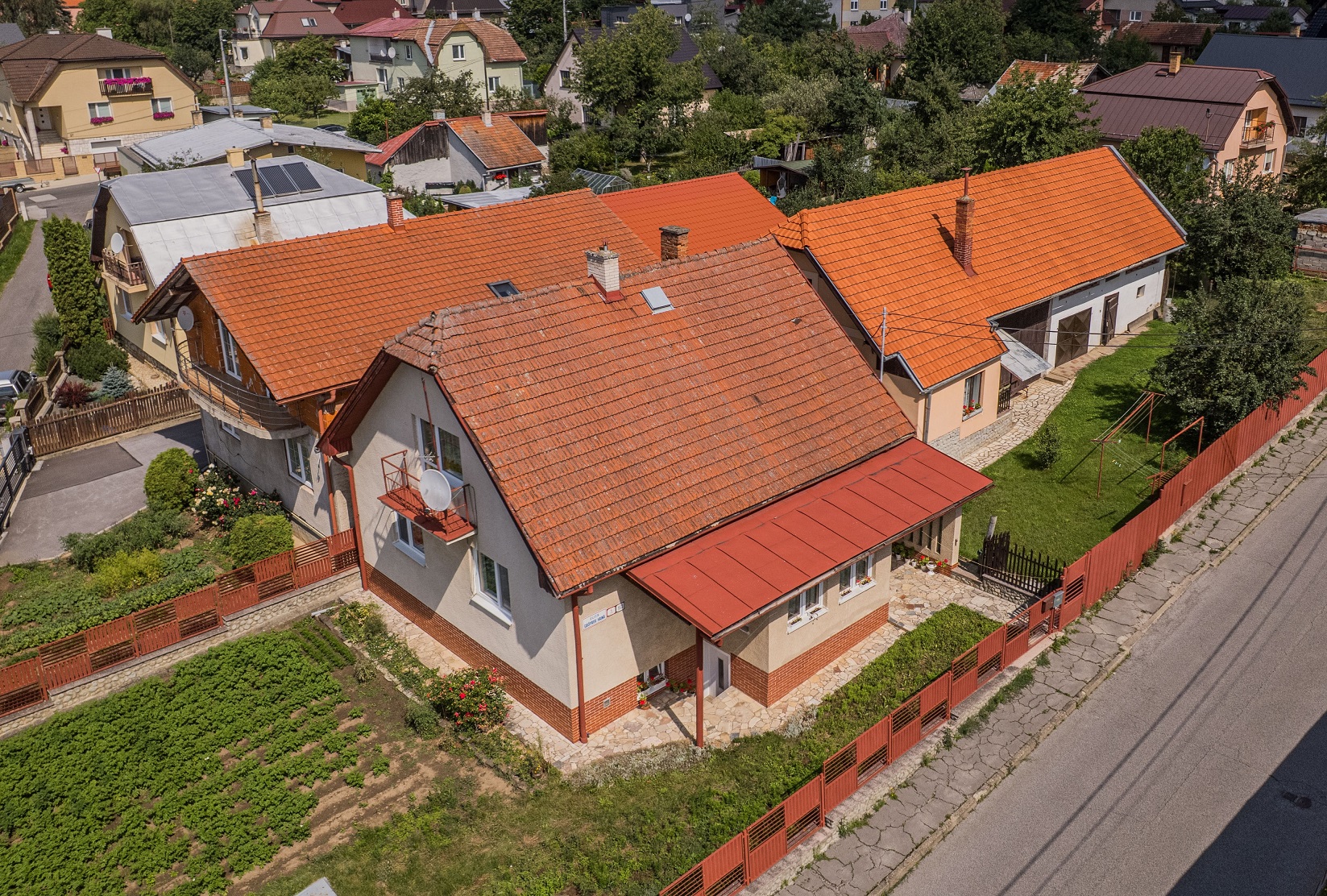 NA PREDAJ: 2 rodinné domy s prísl. a záhradou, ul. G. Haina, Levoča, pozemok 1021 m2