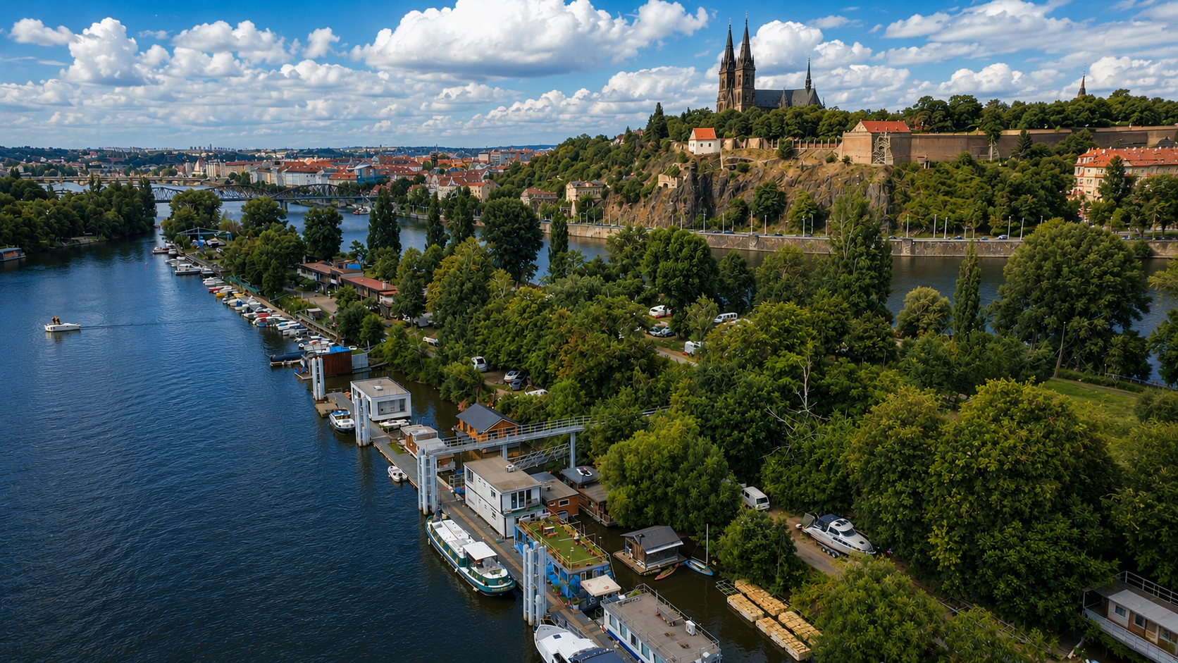 Moderní celoročně obyvatelný hausbót 60 m² + dvě terasy Císařská louka Praha 5