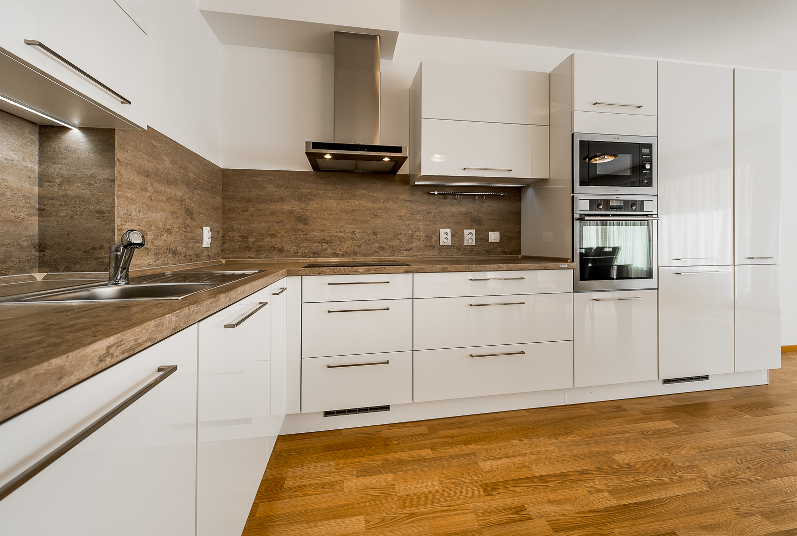 Pronájem 3+kk s dvěma balkony a garážovým stáním 103,5m2 + 15m 2 Na fialce  Říčany