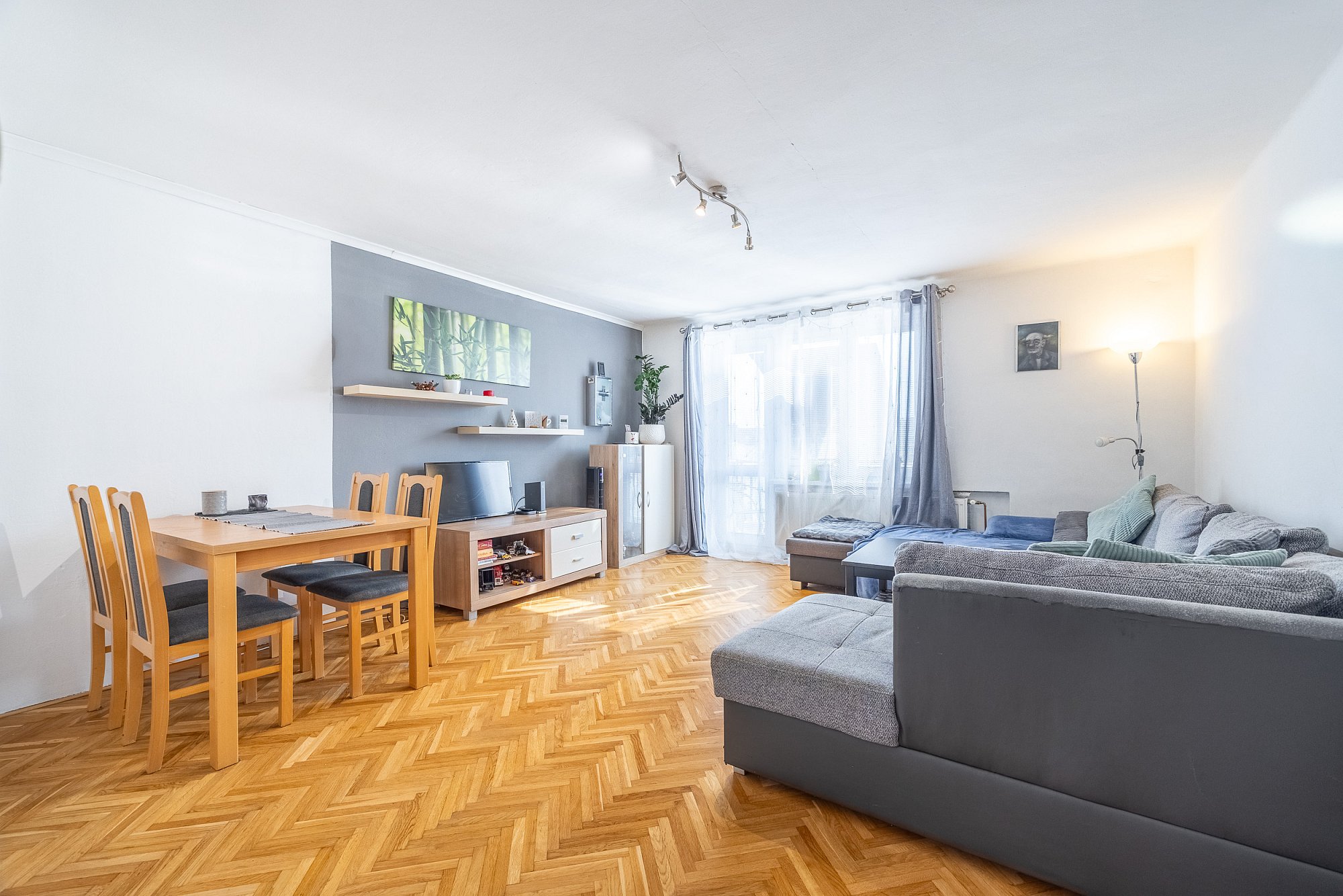 Prodej bytu 3+1 s balkonem a sklepy, Jičín