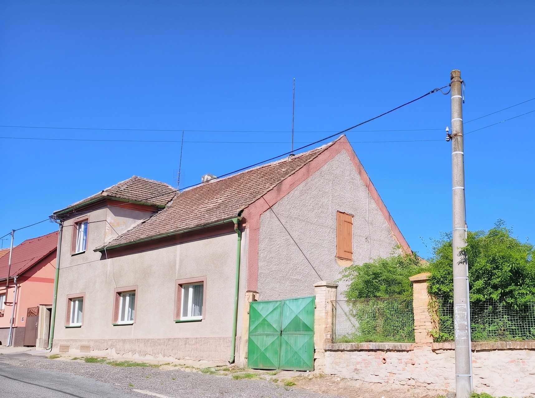 Hostouň u Prahy, prodej velkého RD 4+1 s půdním prostorem k rekonstrukci