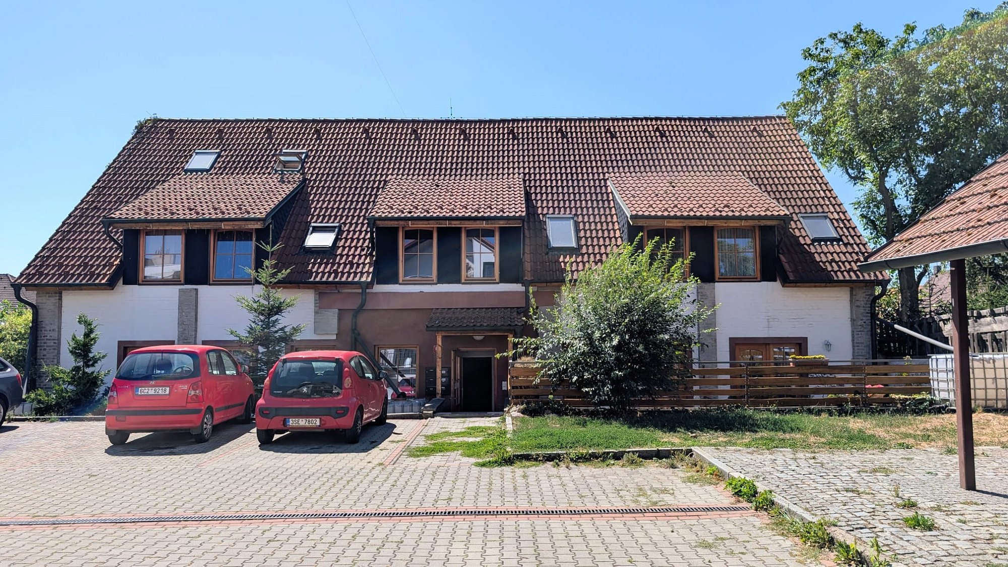 Pronájem mezonetového bytu 3+kk, 94 m² i s předzahrádkou - Chyňava, okres Beroun