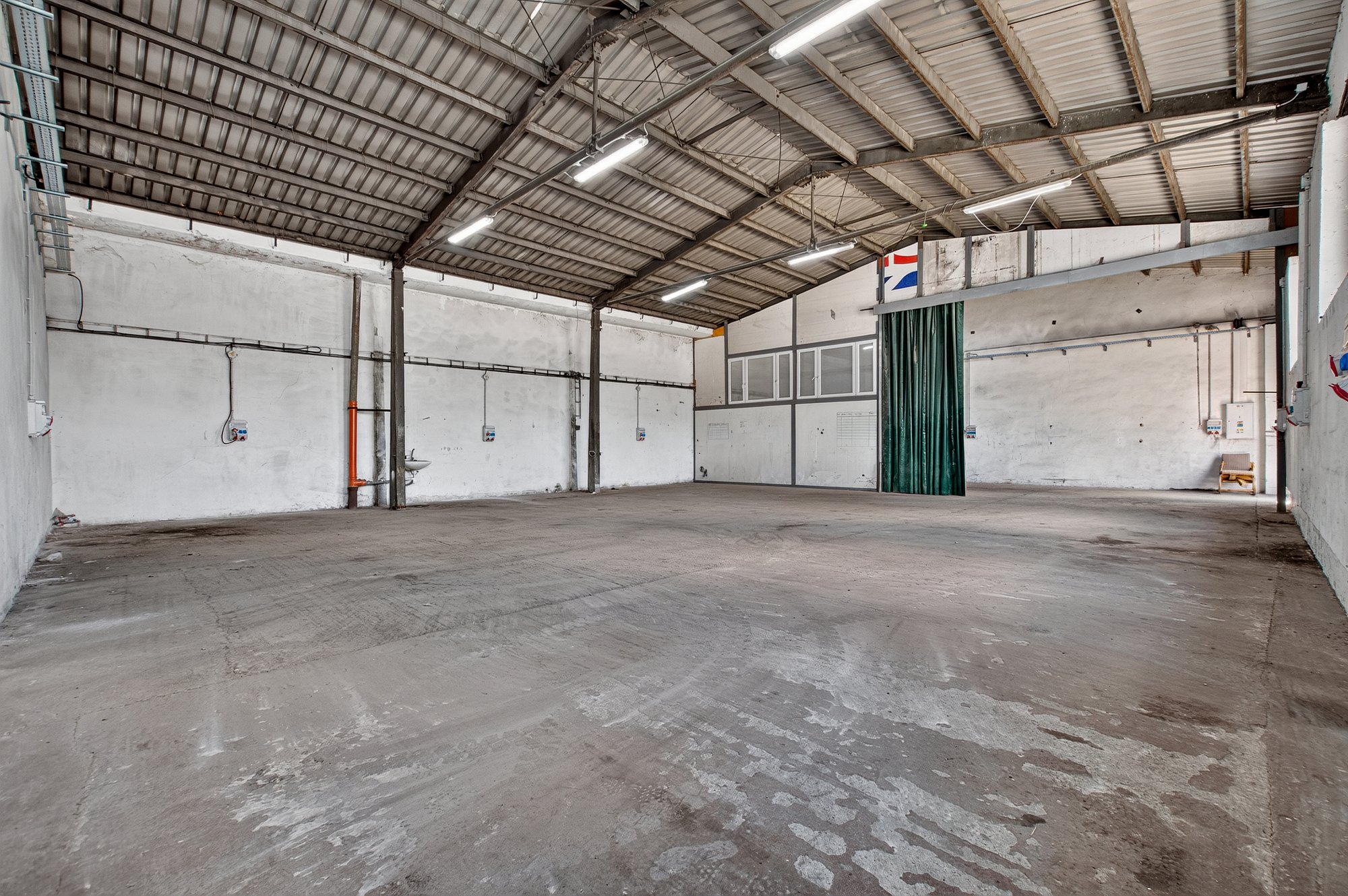 Na predaj  – výrobno–skladová hala s administratívnym a sociálnym zázemím 1591 m2, s pozemkom 7962 m2, Nové Mesto nad Váhom
