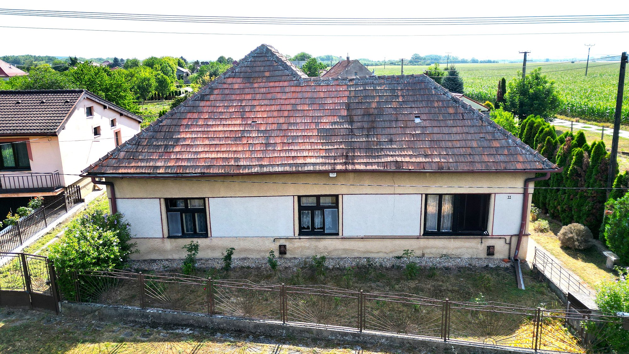 Na predaj starší 5-izbový rodinný dom v Komjaticiach