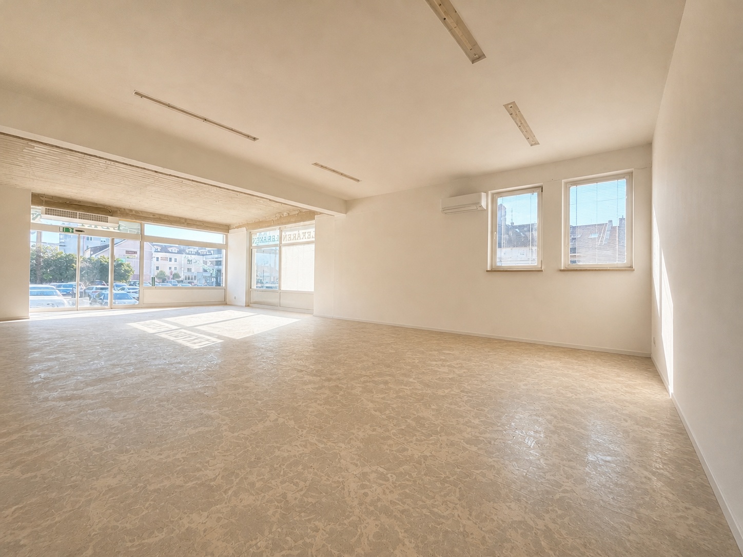 Veľkorysý komerčný priestor s výkladmi (270 m2) + možnosť suterénneho zázemia (107 m2) v samotnom centre Pezinka